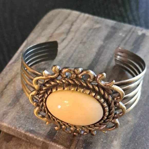 Elegant Gold and Cream Women's Bracelet - Picture 2 of 2